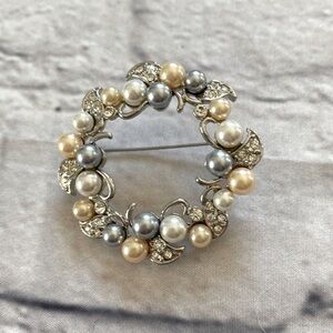 Suspicion Silver Vintage wreath shape 1.5X1.5 brooch